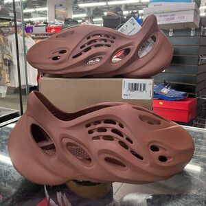 Adidas Yeezy Foam RNR Clay Red Size 7